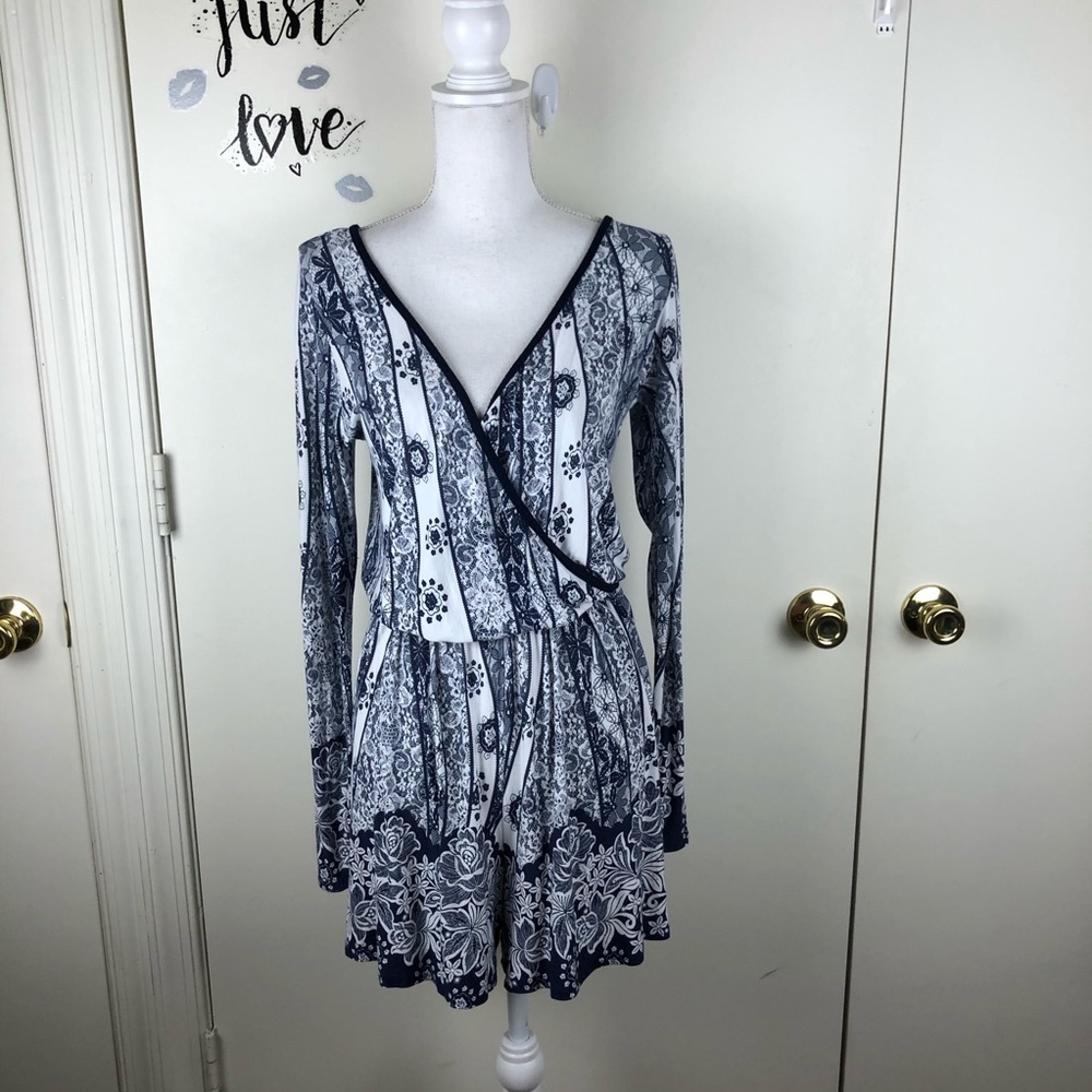 BOOHOO PLUS ROMPER SZ 20 FLORAL V NECK PULL ON